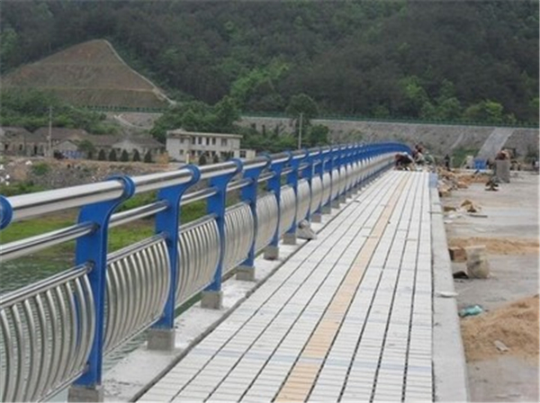 图木舒克不锈钢桥梁护栏的特性及其在现代建筑中的应用